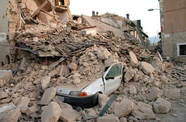 Terremoto a L’Aquila: crolli e feriti Gente sotto le macerie. Panico a Roma