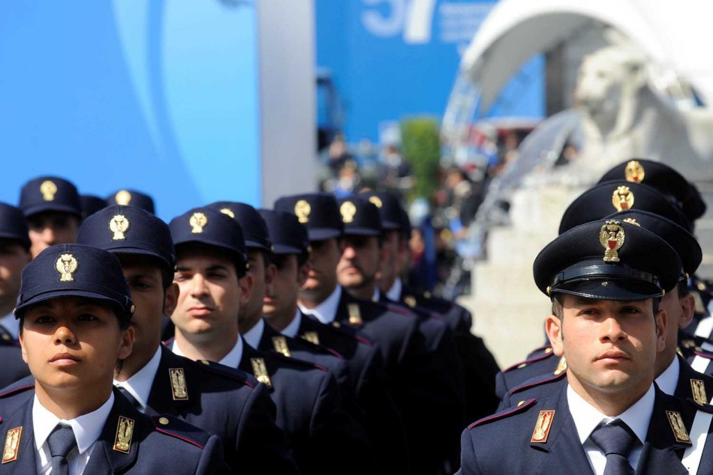 Polizia, arrivano le divise nuove. Ma la scritta ha una ‘z’ di troppo…
